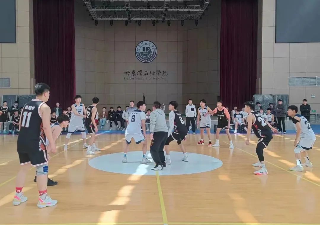 高校篮球联赛火热进行，大学生热情高涨的简单介绍
