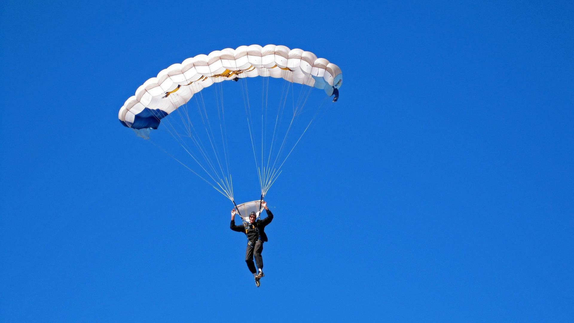 《电竞直播的幕后：主播制作背后的故事》，电竞主播是靠什么赚钱